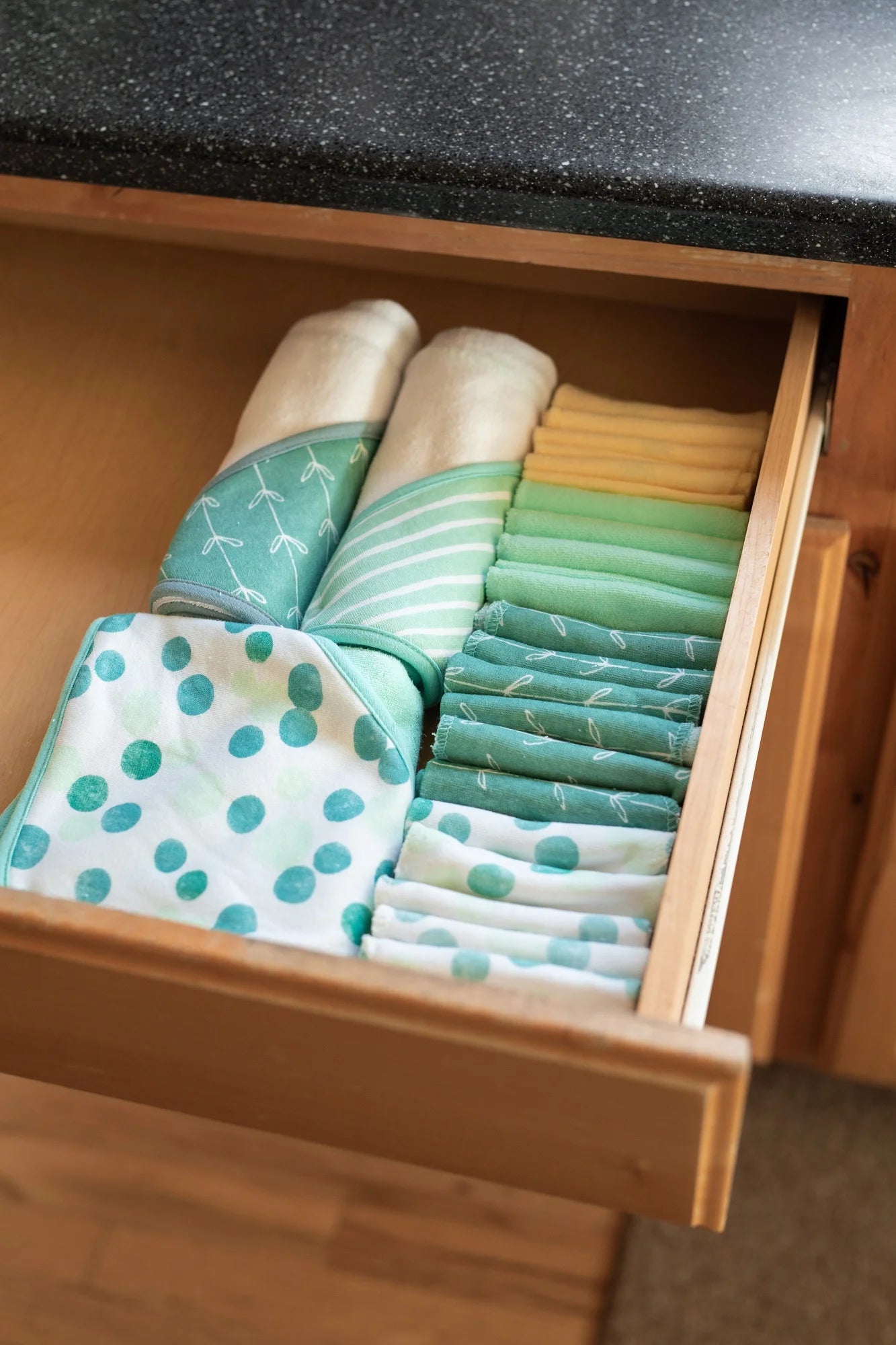 Bath Hooded Towels & Washcloths Set for Babies, 23-Piece Gift Set, Green Dots